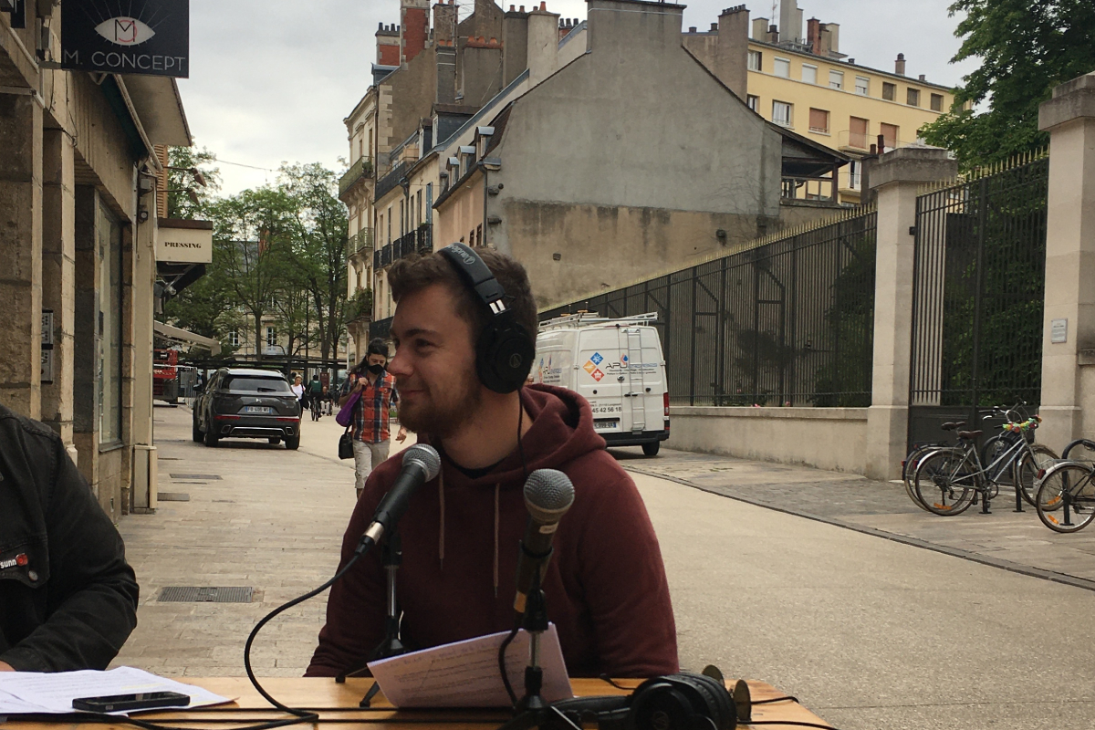 Théo Bourrieau au micro de Radio Dijon Campus